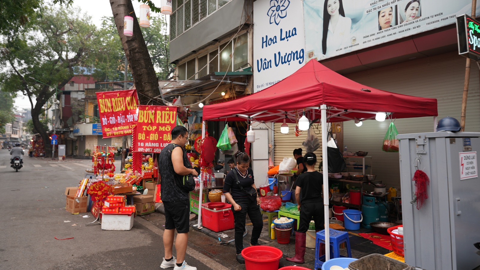 Hà Nội và TP.HCM yên bình đến lạ sáng mùng 1 Tết- Ảnh 12.