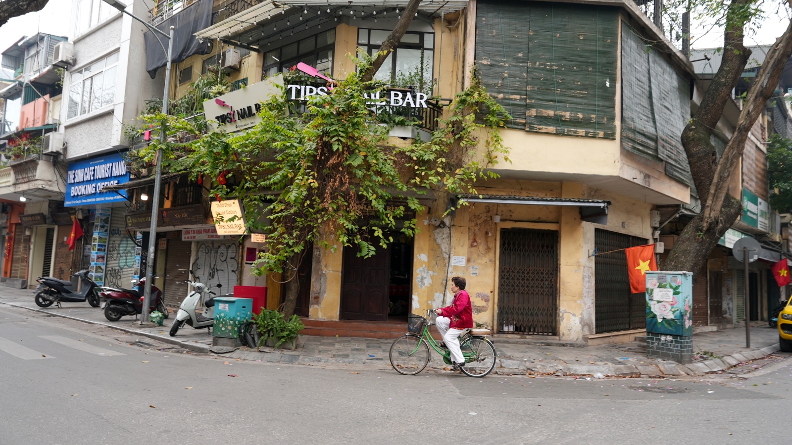 Hà Nội và TP.HCM yên bình đến lạ sáng mùng 1 Tết- Ảnh 14.