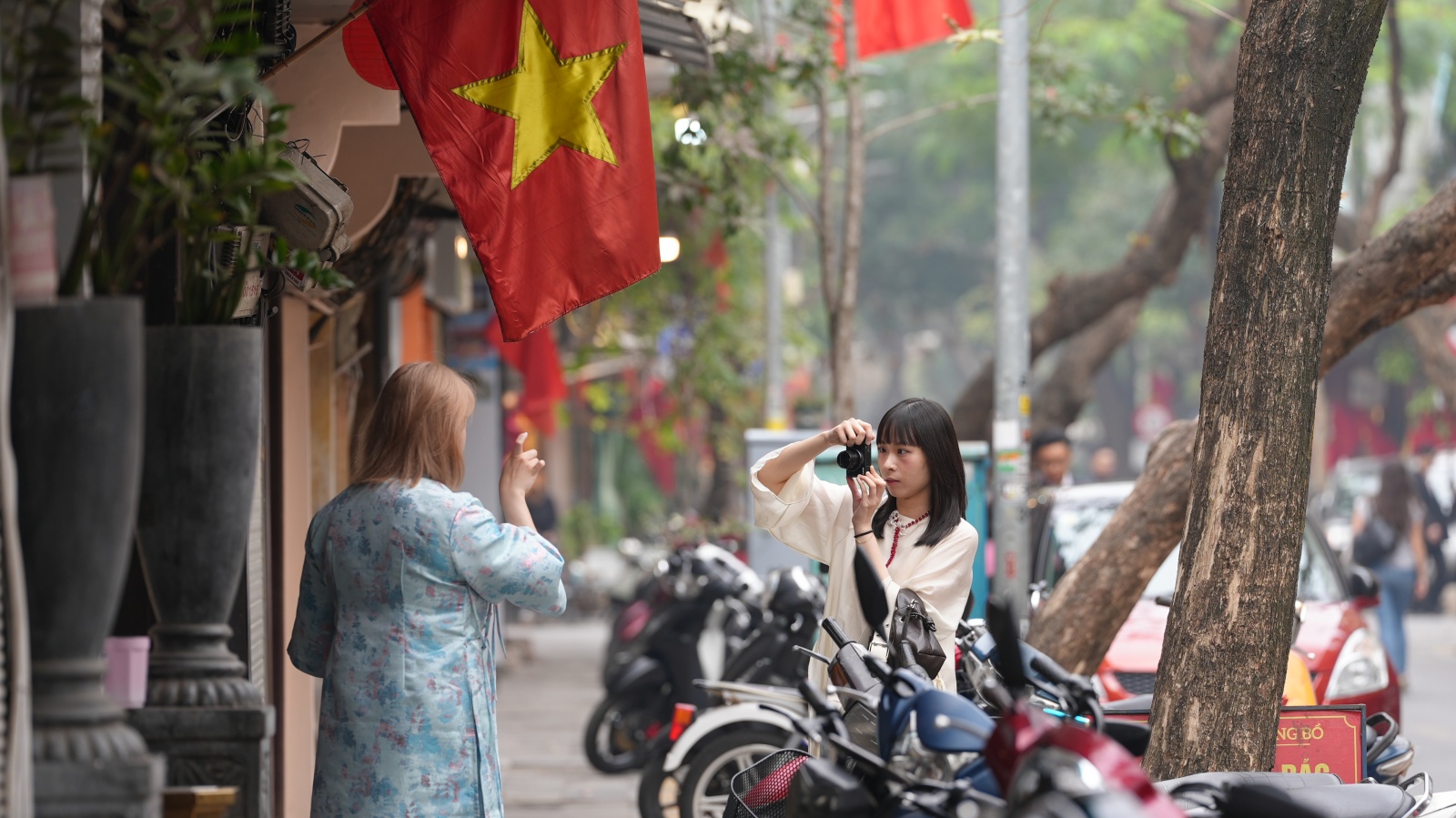 Hà Nội và TP.HCM yên bình đến lạ sáng mùng 1 Tết- Ảnh 16.