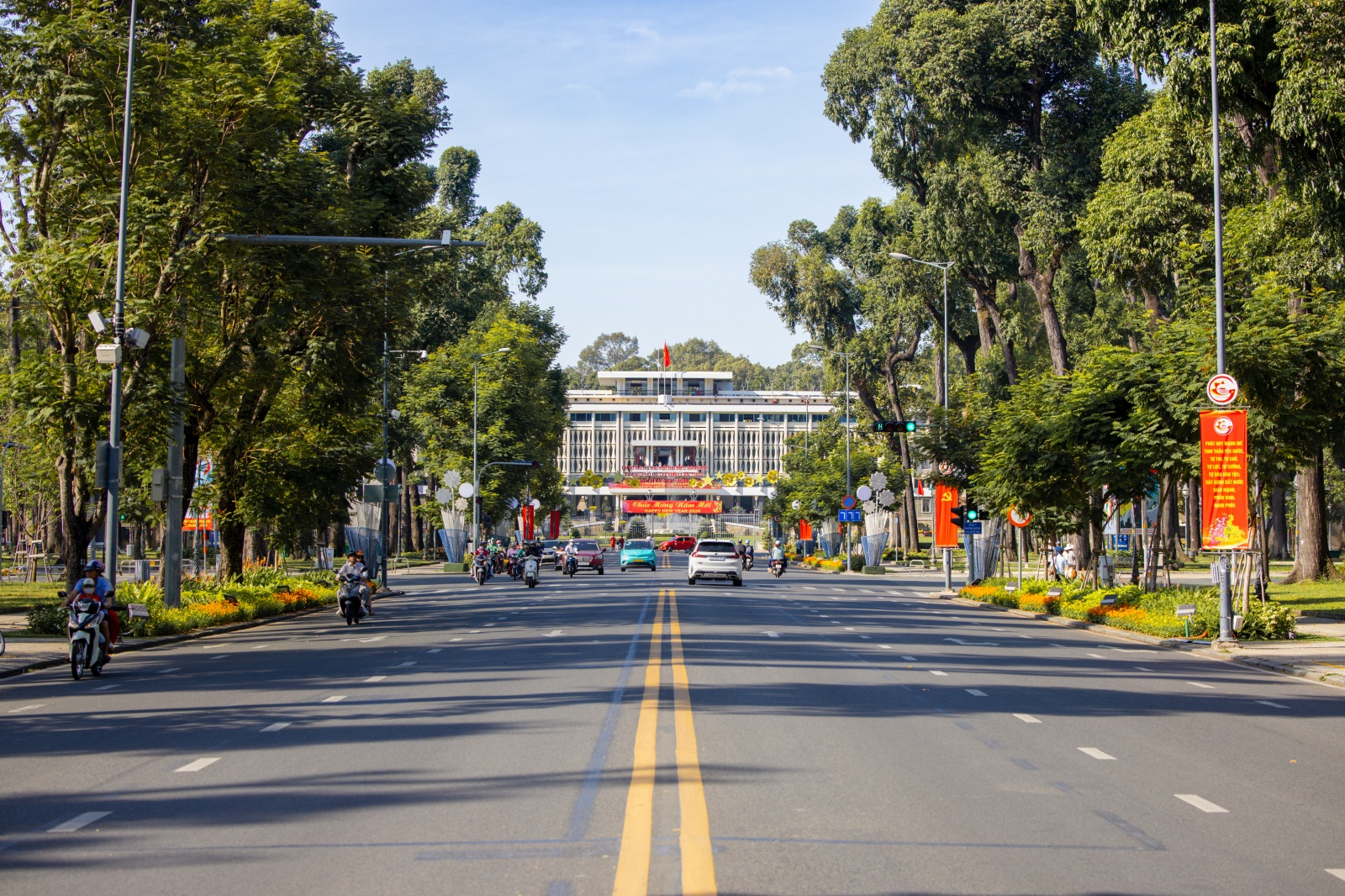 Hà Nội và TP.HCM yên bình đến lạ sáng mùng 1 Tết- Ảnh 20.