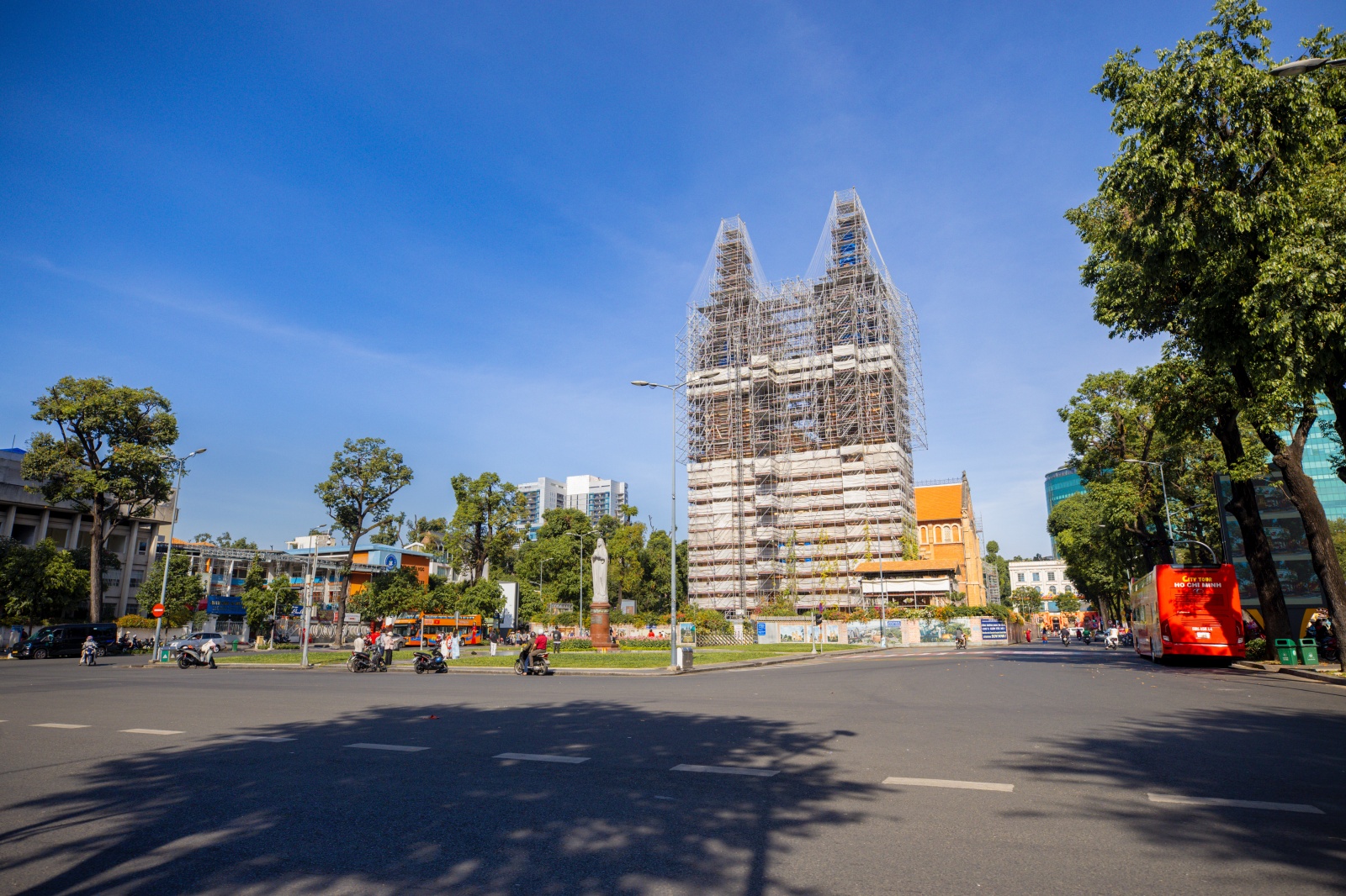 Hà Nội và TP.HCM yên bình đến lạ sáng mùng 1 Tết- Ảnh 22.