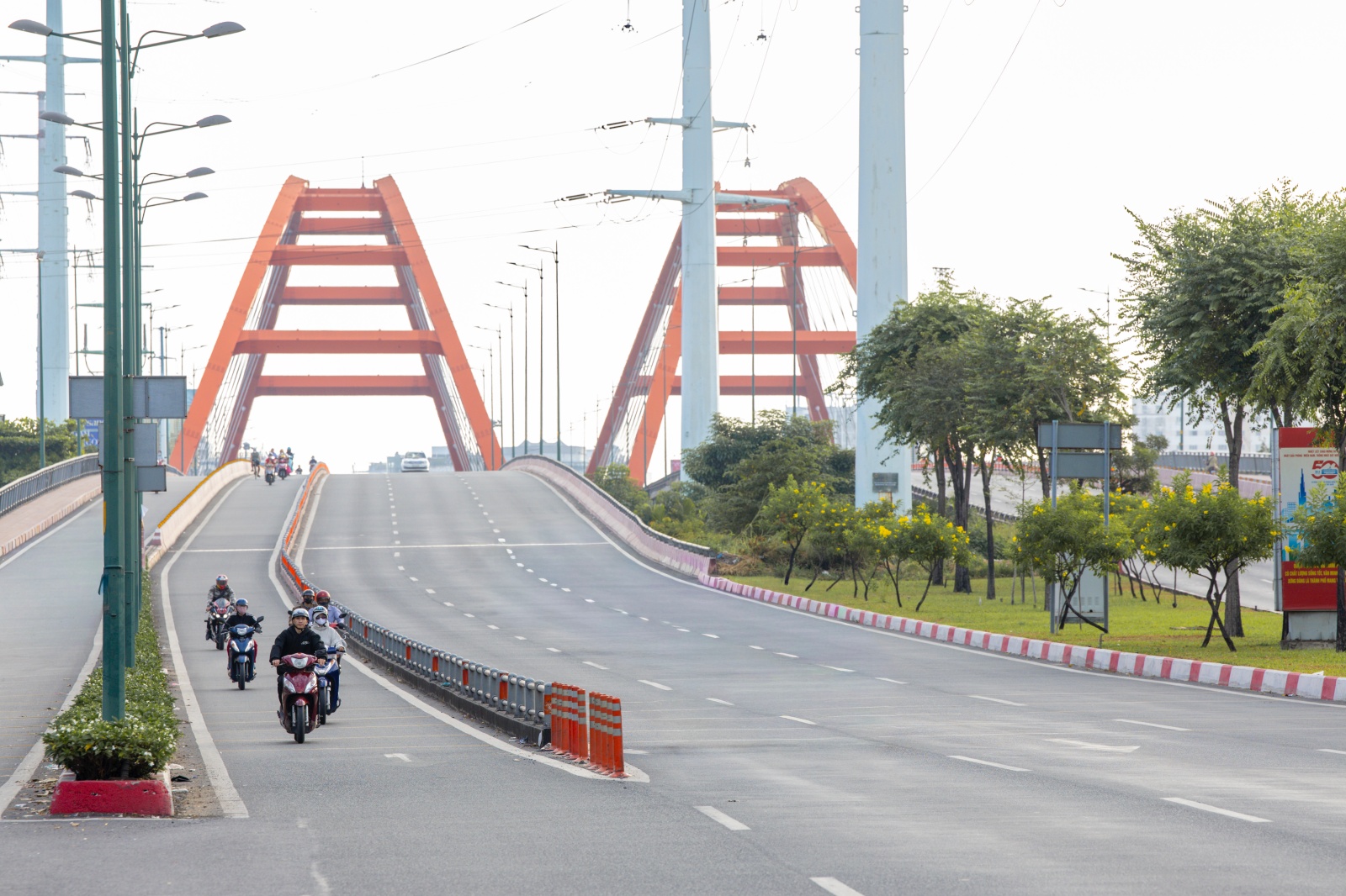 Hà Nội và TP.HCM yên bình đến lạ sáng mùng 1 Tết- Ảnh 23.