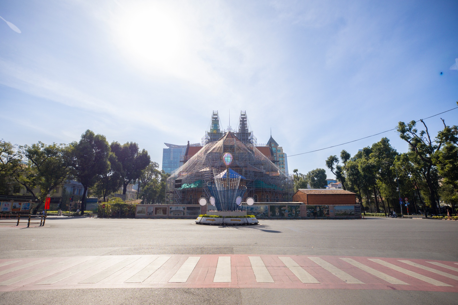 Hà Nội và TP.HCM yên bình đến lạ sáng mùng 1 Tết- Ảnh 24.