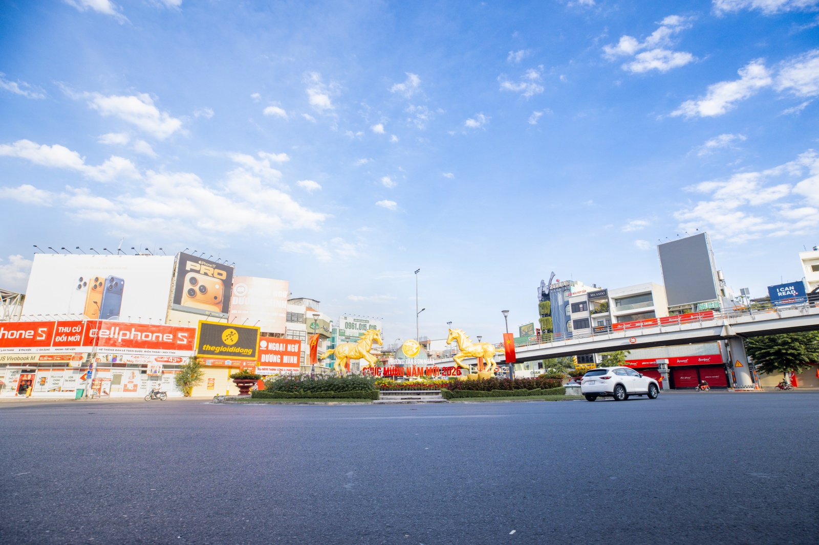 Hà Nội và TP.HCM yên bình đến lạ sáng mùng 1 Tết- Ảnh 25.