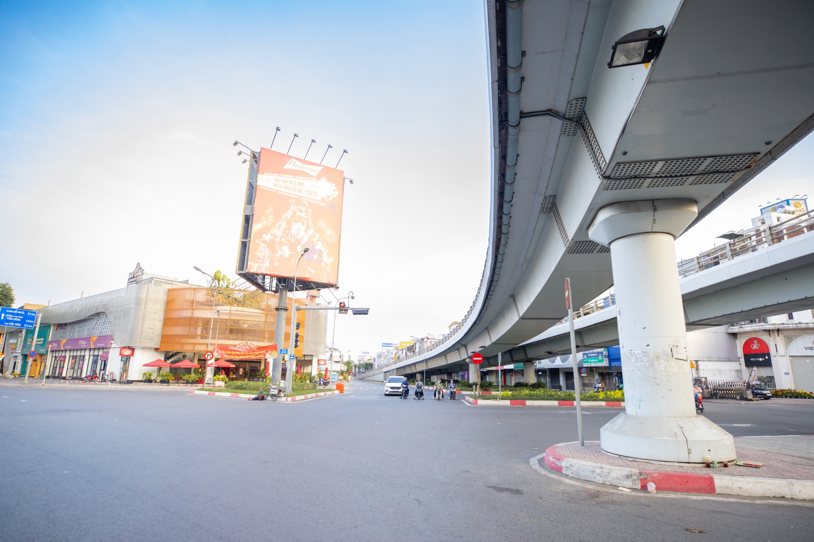 Hà Nội và TP.HCM yên bình đến lạ sáng mùng 1 Tết- Ảnh 26.