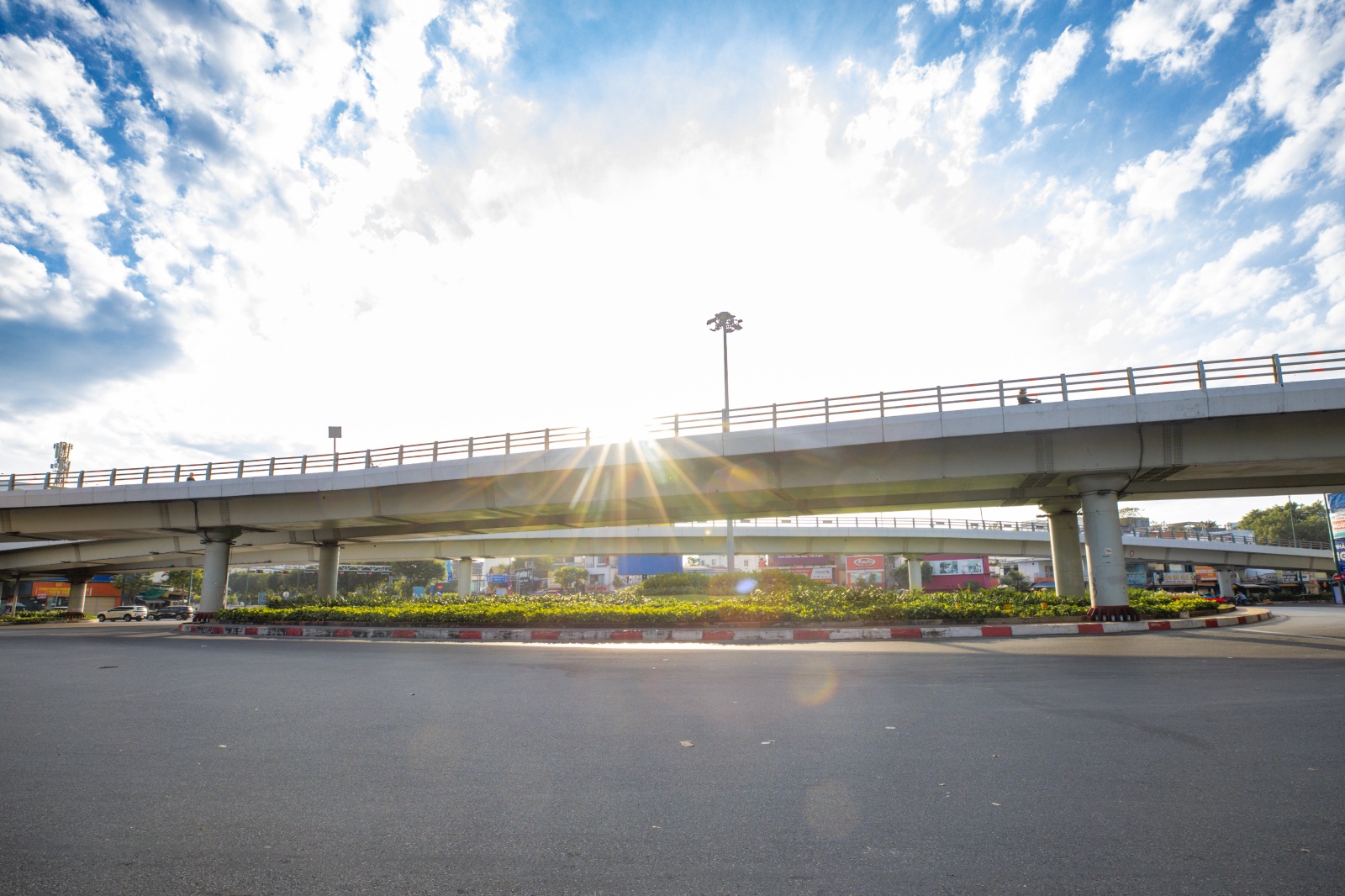 Hà Nội và TP.HCM yên bình đến lạ sáng mùng 1 Tết- Ảnh 27.