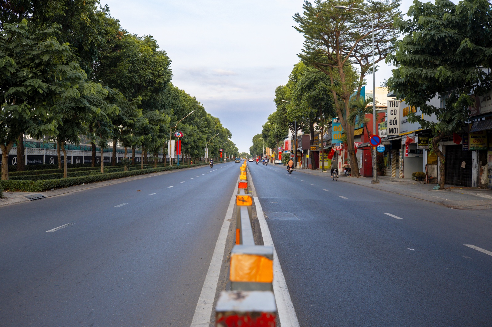 Hà Nội và TP.HCM yên bình đến lạ sáng mùng 1 Tết- Ảnh 28.