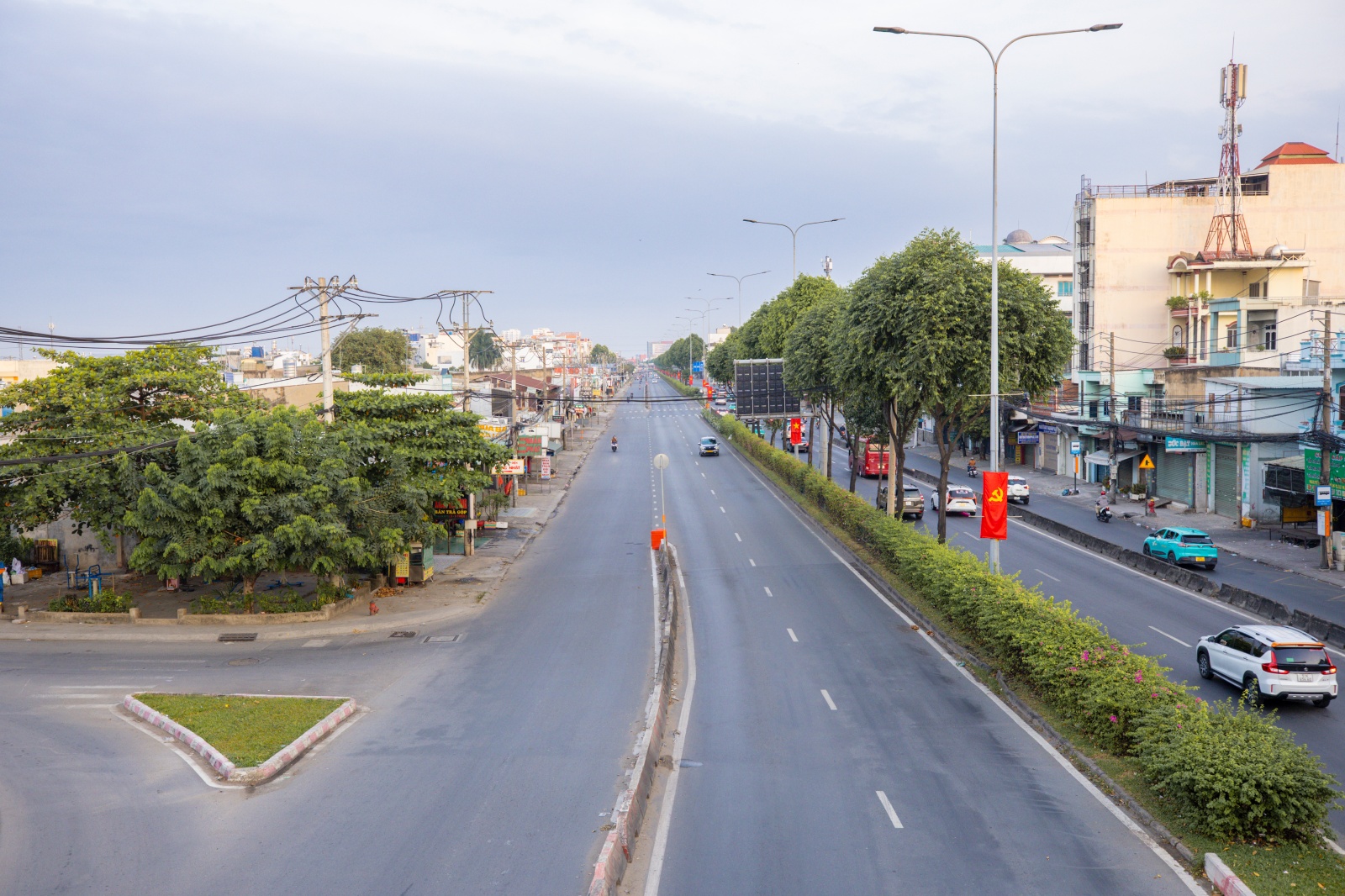 Hà Nội và TP.HCM yên bình đến lạ sáng mùng 1 Tết- Ảnh 29.