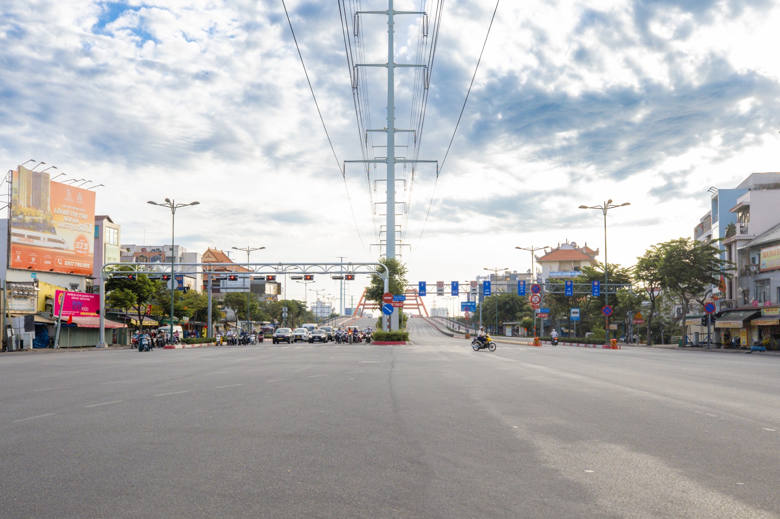 Hà Nội và TP.HCM yên bình đến lạ sáng mùng 1 Tết- Ảnh 30.