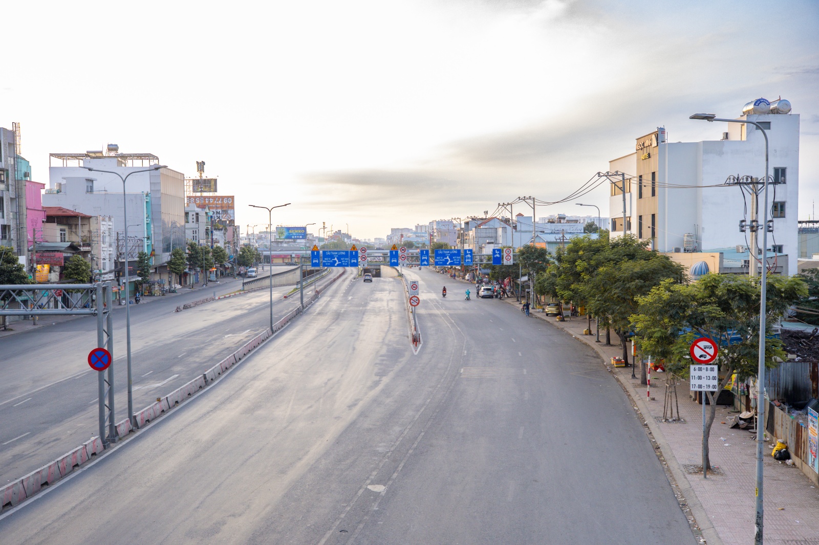 Hà Nội và TP.HCM yên bình đến lạ sáng mùng 1 Tết- Ảnh 31.