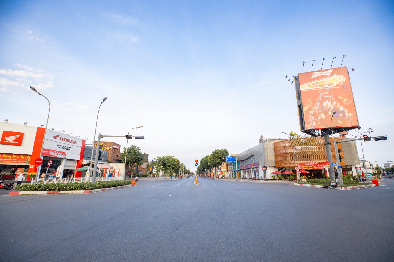 Hà Nội và TP.HCM yên bình đến lạ sáng mùng 1 Tết- Ảnh 33.