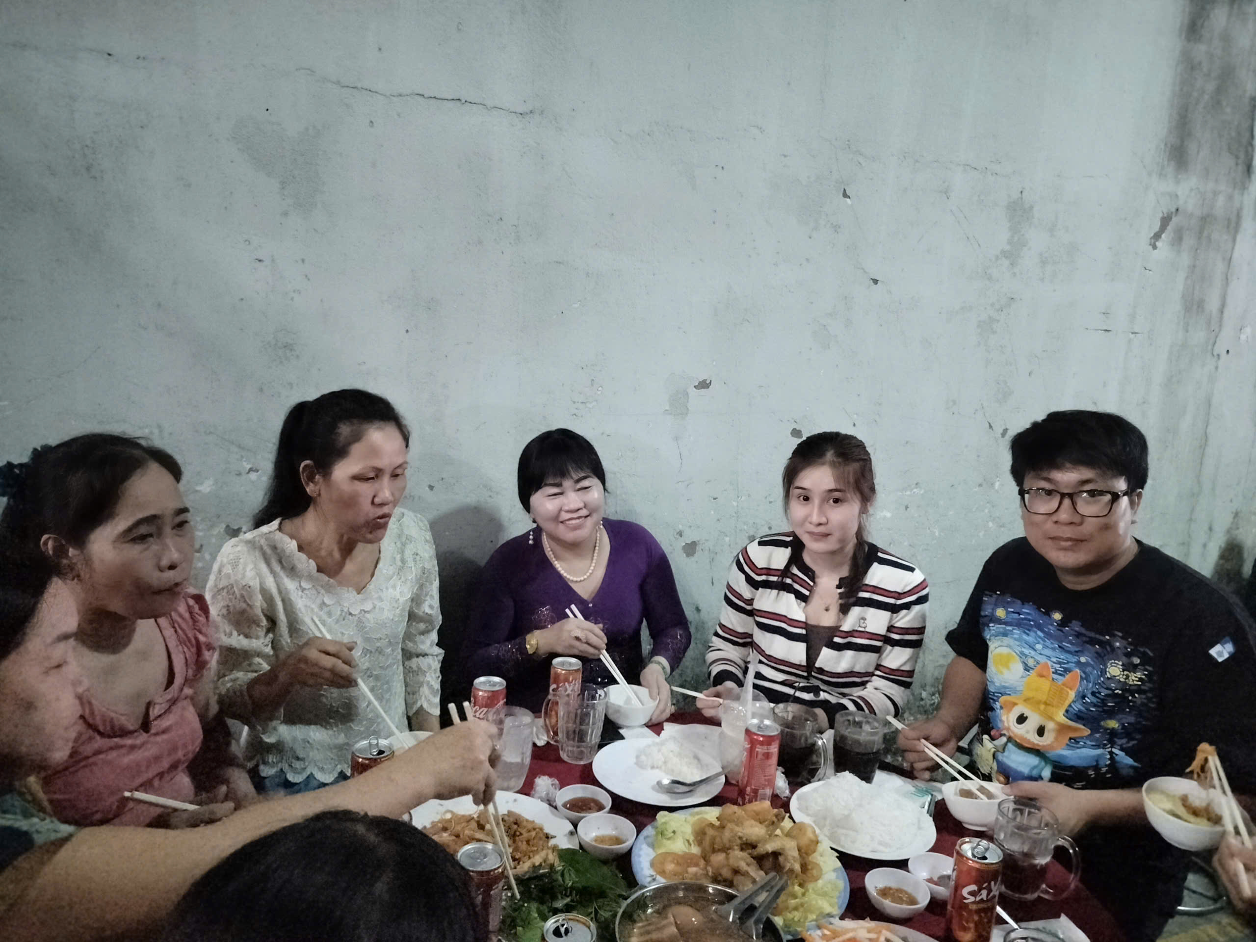 Ấm lòng người lao động ăn Tết ở nhà trọ - Ảnh 2.