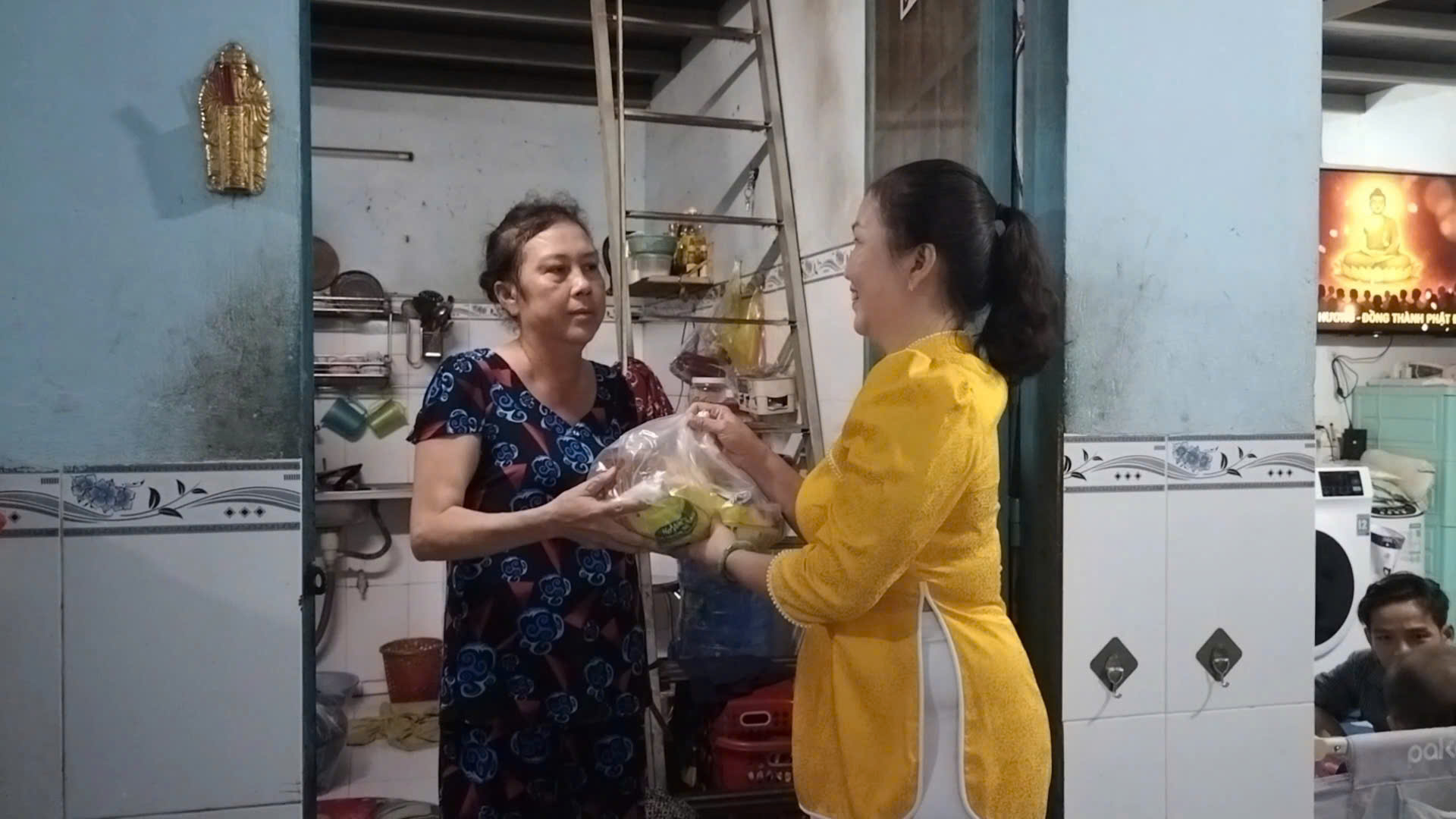 Ấm lòng người lao động ăn Tết ở nhà trọ - Ảnh 3.