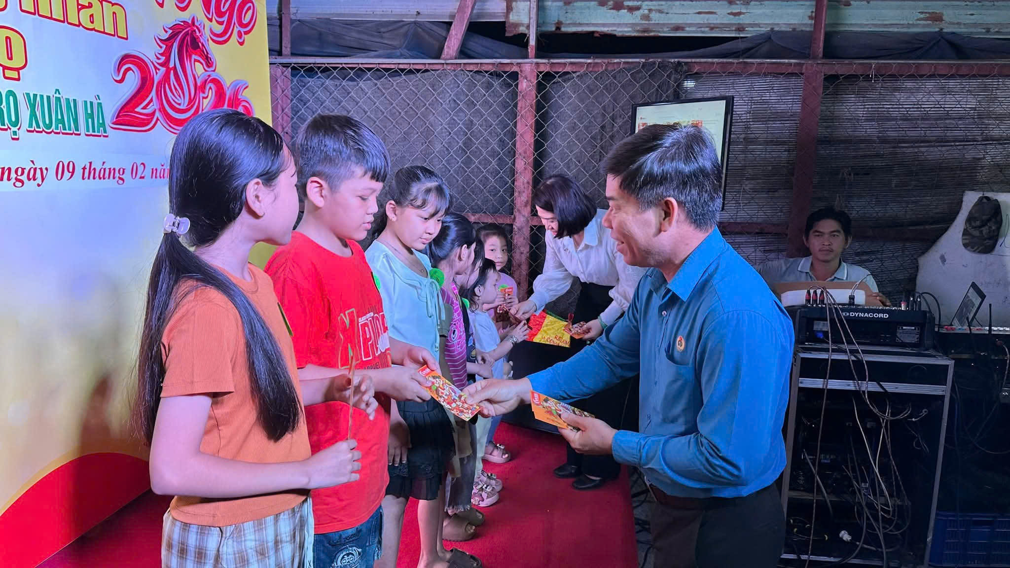 Ấm lòng người lao động ăn Tết ở nhà trọ - Ảnh 4.