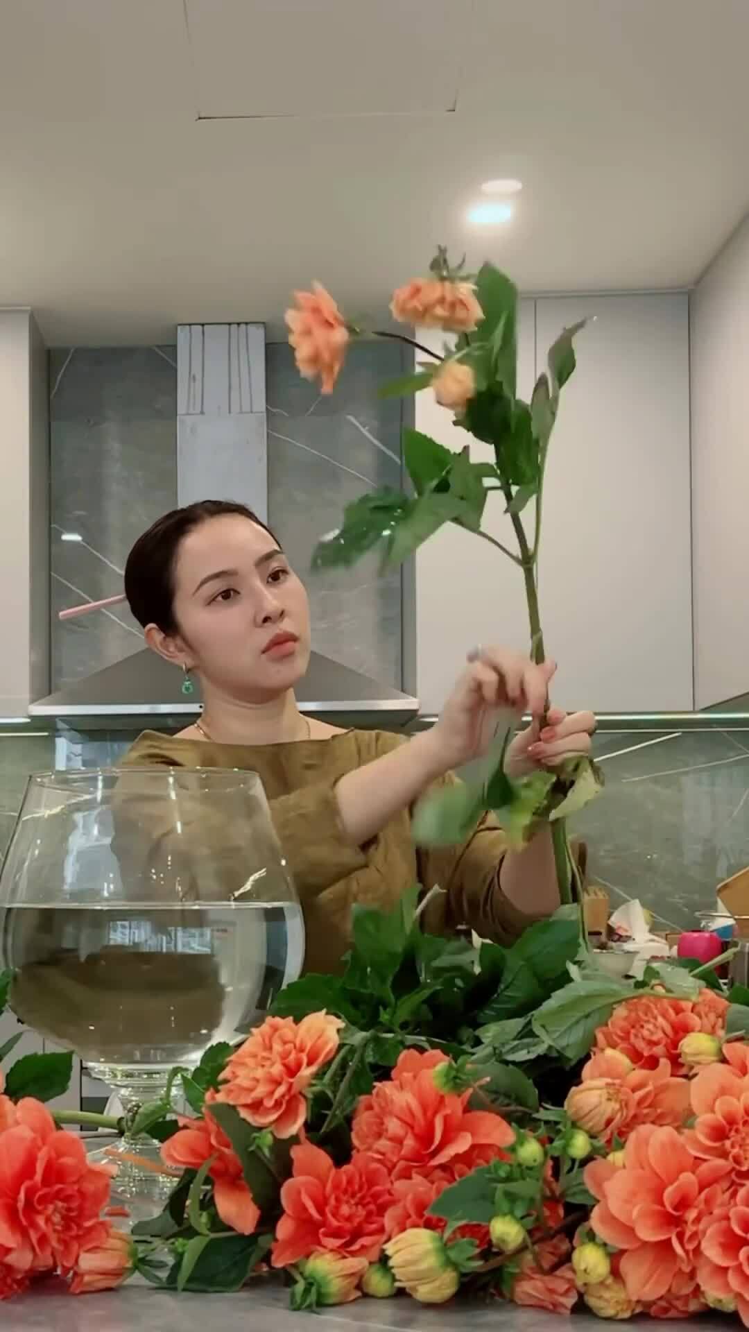 Ca sĩ Bảo Trâm cắm hoa ngày Tết