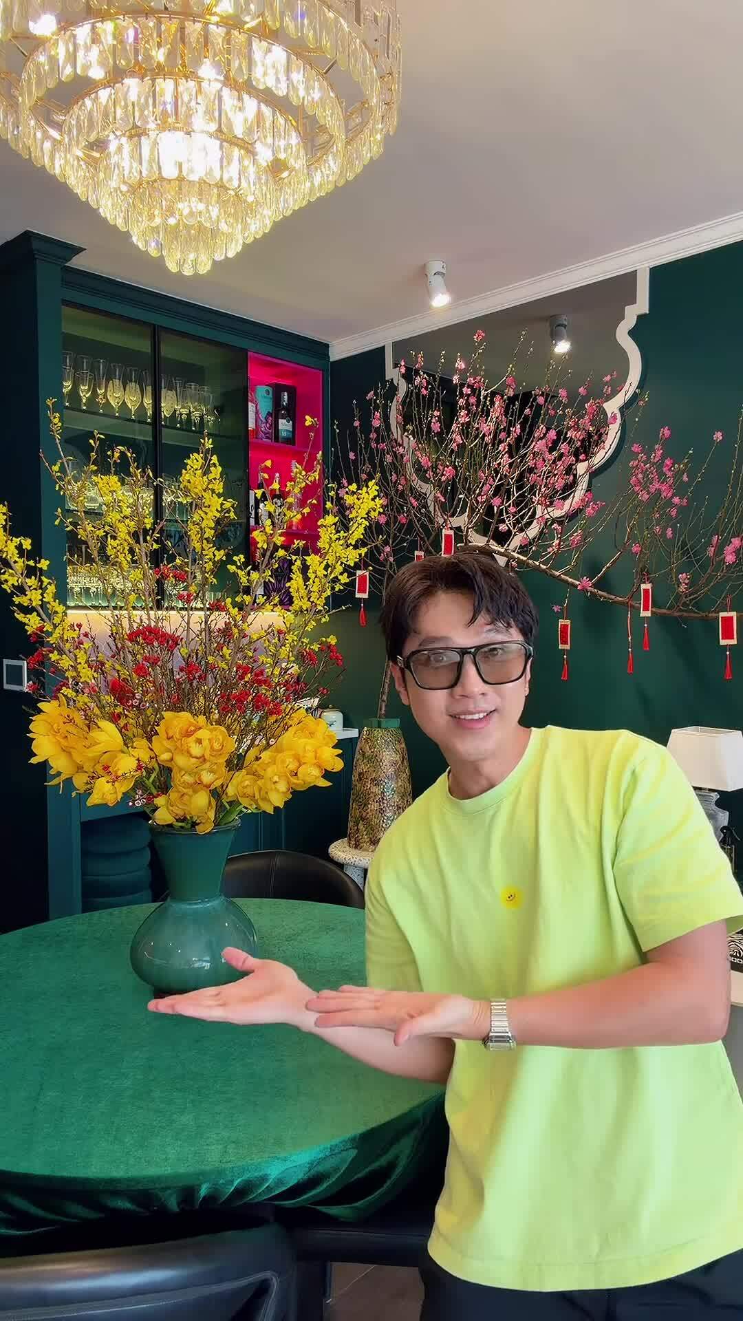 Minh Xù cắm hoa đón Tết Bính Ngọ