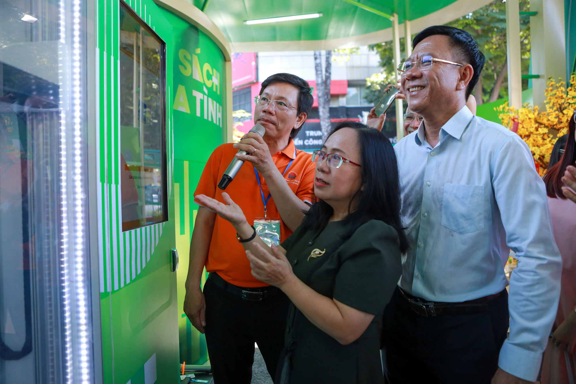 Lì xì sách tết 2026: Trải nghiệm thú vị tại ATM sách nghĩa tình TP.HCM- Ảnh 2.