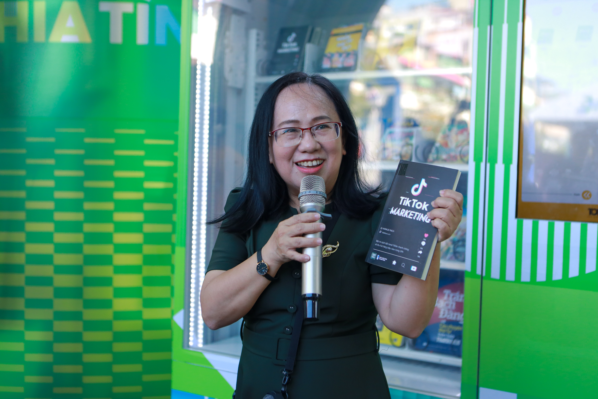 Lì xì sách tết 2026: Trải nghiệm thú vị tại ATM sách nghĩa tình TP.HCM- Ảnh 4.