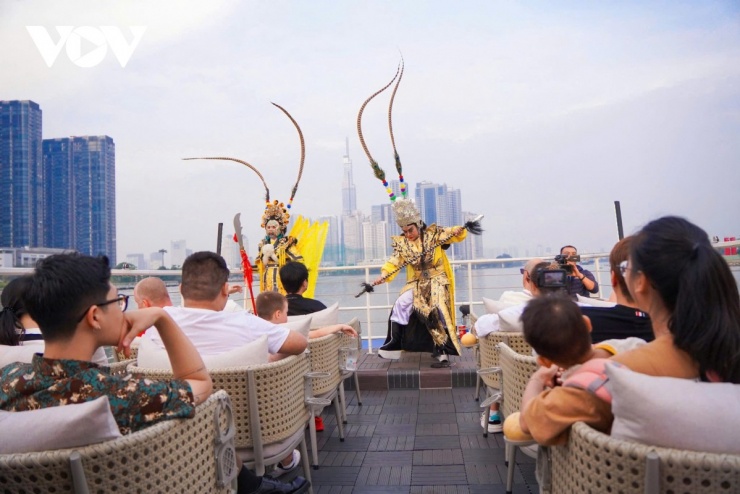 Du khách thưởng thức, trải nghiệm văn hoá trên sông Sài Gòn. Ảnh: Tỷ Huỳnh