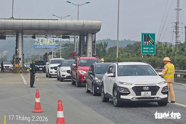 Đồng loạt kiểm tra nồng độ cồn sáng mùng 1, xử lý nghiêm vi phạm - Ảnh 12.