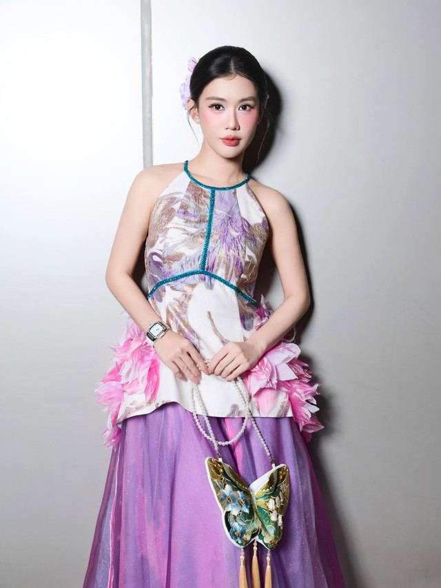 Trang phục cổ yếm duyên dáng cho xuân Bính Ngọ 2026- Ảnh 7.
