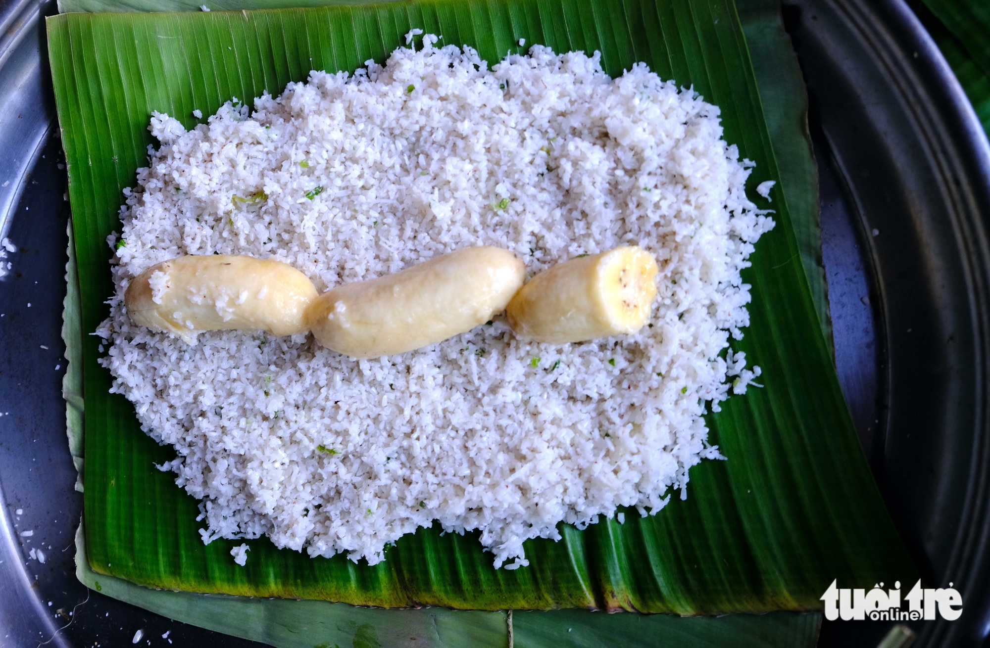 Mùng 1 Tết cả nhà quây quần gói bánh Tét, ăn thịt heo kho tàu 2 Mùng 1 Tết cả nhà quây quần gói bánh Tét, ăn thịt heo kho tàu - Ảnh 2.