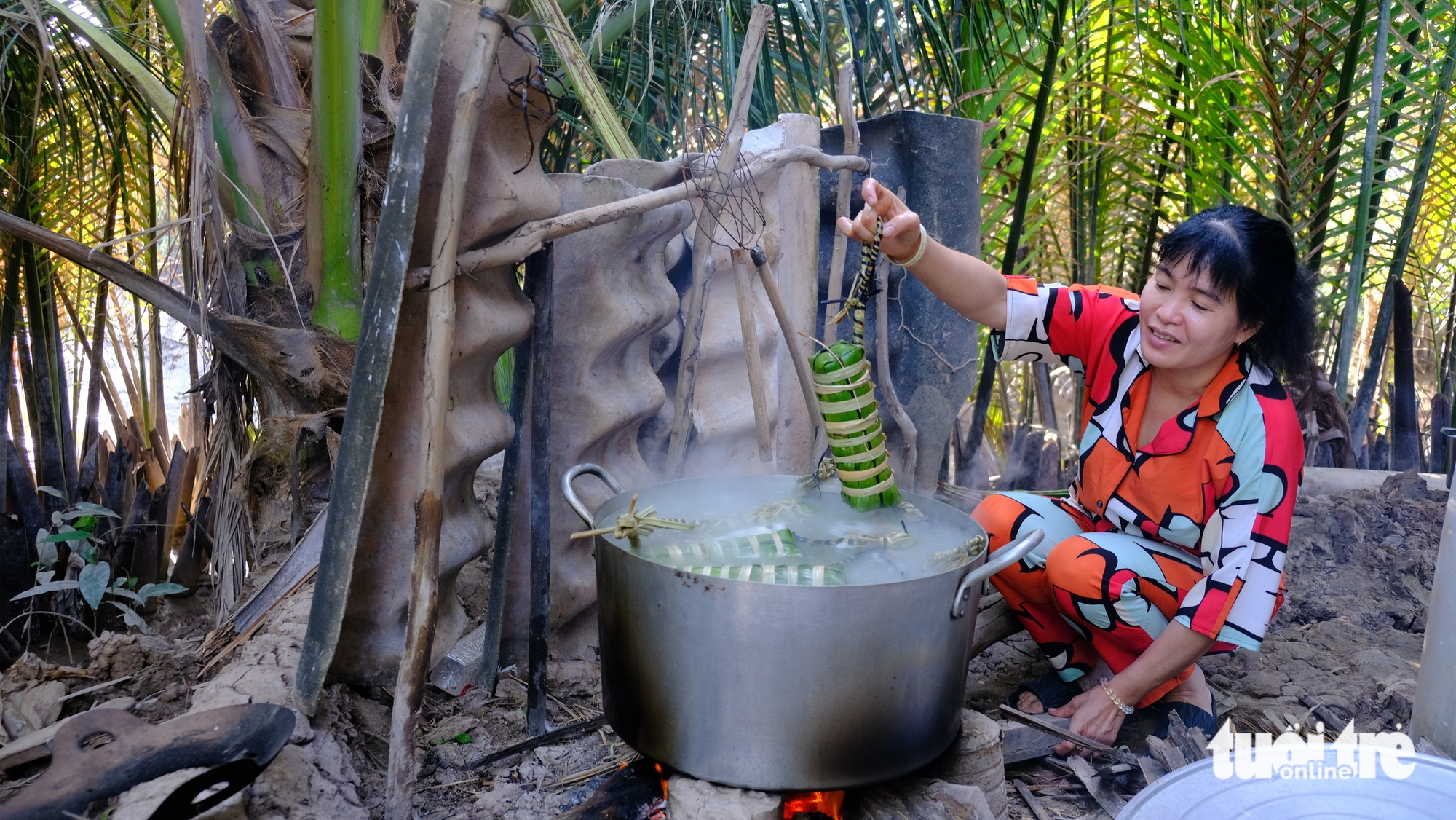 Mùng 1 Tết cả nhà quây quần gói bánh Tét, ăn thịt heo kho tàu 3 Mùng 1 Tết cả nhà quây quần gói bánh Tét, ăn thịt heo kho tàu - Ảnh 3.