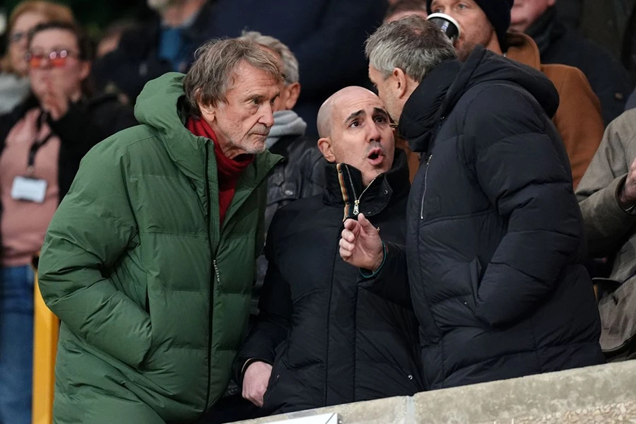 Lập trường của MU là không sa thải "Messi trong thế giới kinh doanh" Omar Berrada (giữa). ẢNH: Press Association berrada-lap-truong-cua-mu.jpg