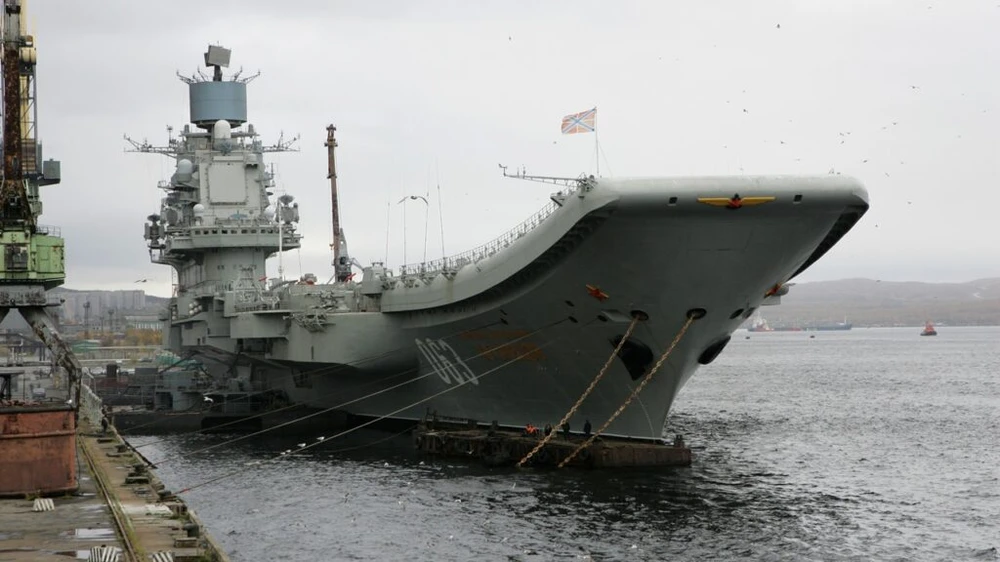 Tàu sân bay Đô đốc Flota Sovetskogo Soyuza Kuznetsov (tàu tuần dương hạm theo phân loại của Nga) đang neo đậu để sửa chữa tại cảng Murmansk (Nga) ngày 17-9-201. Ảnh: Shutterstock/kojoku top10-admiral-kuznetsov-013026-SS-1024x576.jpg