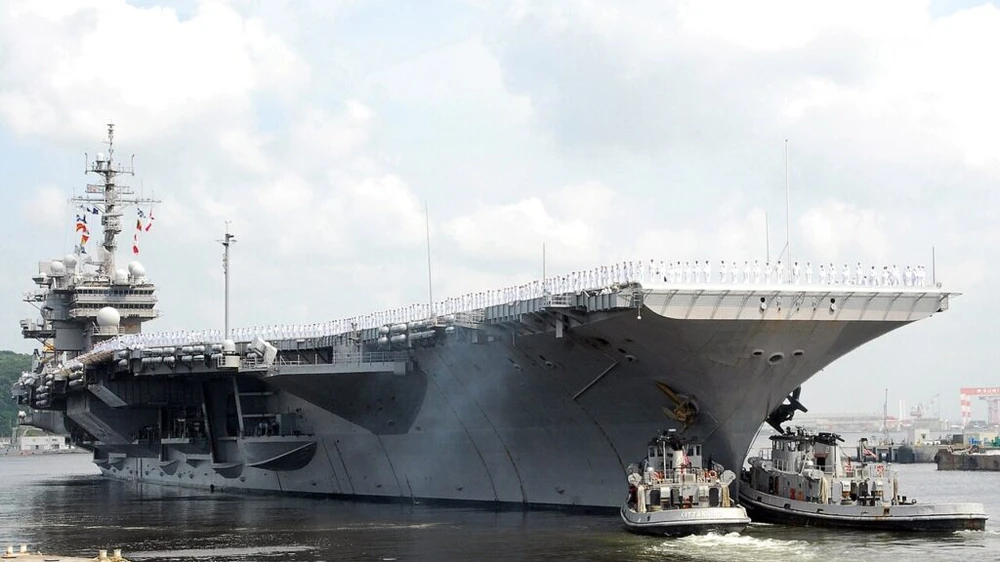 Tàu sân bay USS Kitty Hawk rời căn cứ hoạt động tiền phương Yokosuka (Nhật) lần cuối cùng. Ảnh: Hải quân Mỹ/Hạ sĩ quan bậc 2 Shawn Cole top10-uss-kitty-hawk-013026-wikimedia-1024x576.jpg