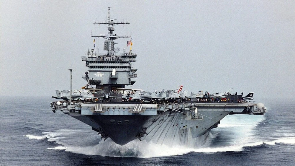 Hình ảnh nhìn từ mạn trái phía trước của tàu USS Enterprise (CVN 65), đang di chuyển trên biển với tốc độ cao. Ảnh: Wikimedia Commons top10-uss-enterprise-013026-wikimedia-1024x576.jpg