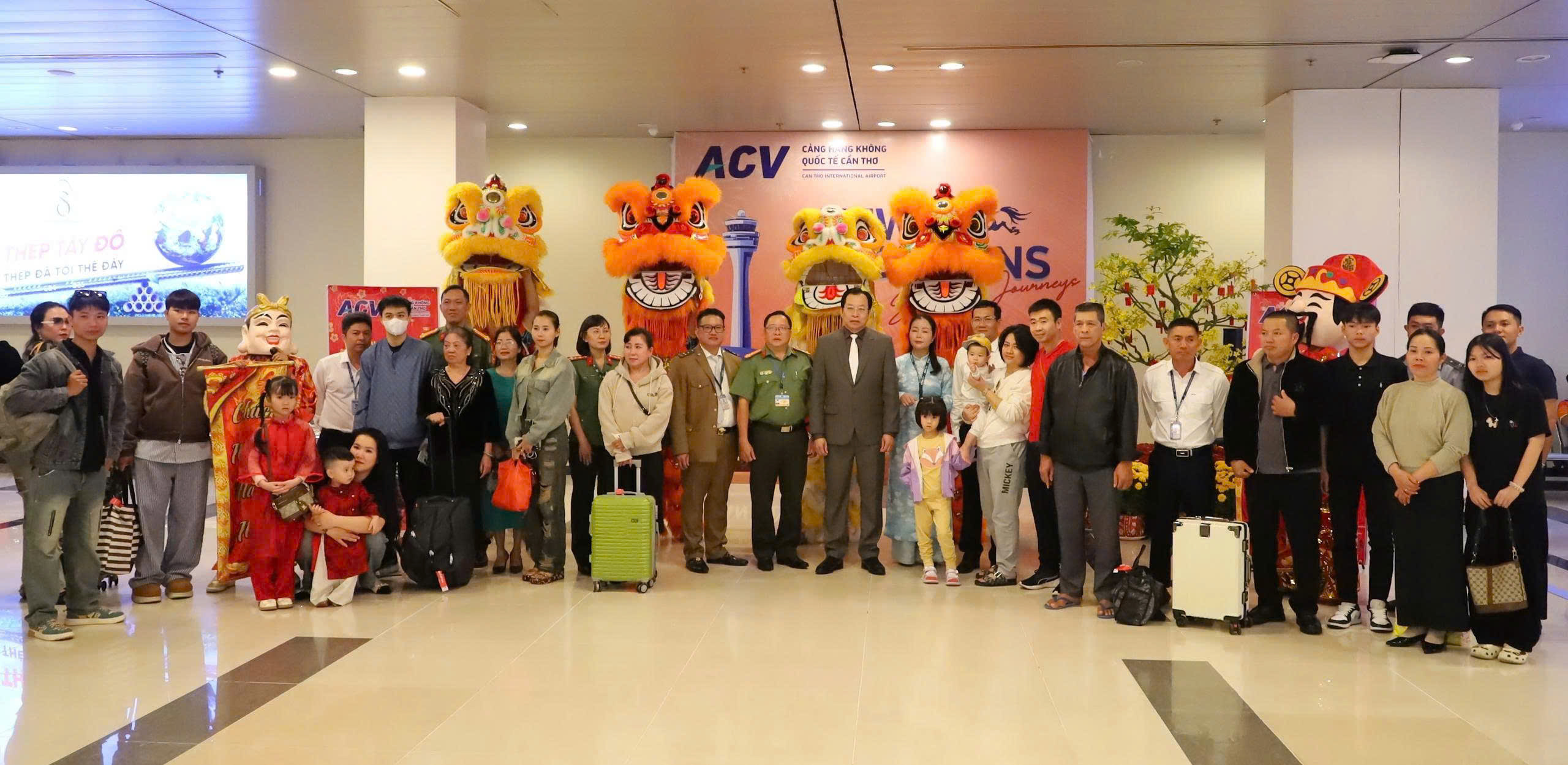 Phó chủ tịch Cần Thơ lì xì hành khách trên chuyến bay ‘xông đất’ thành phố - Ảnh 2.