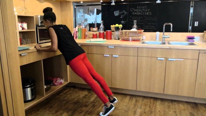 Huẩn luyện viên Simon Graham gợi ý thực hiện các động tác như chống đẩy, squat, đá chân sau... trong lúc nấu ăn, làm việc nhà, là cách lý tưởng để việc tập luyện bớt nhàm chán và tận dụng tốt thời gian.