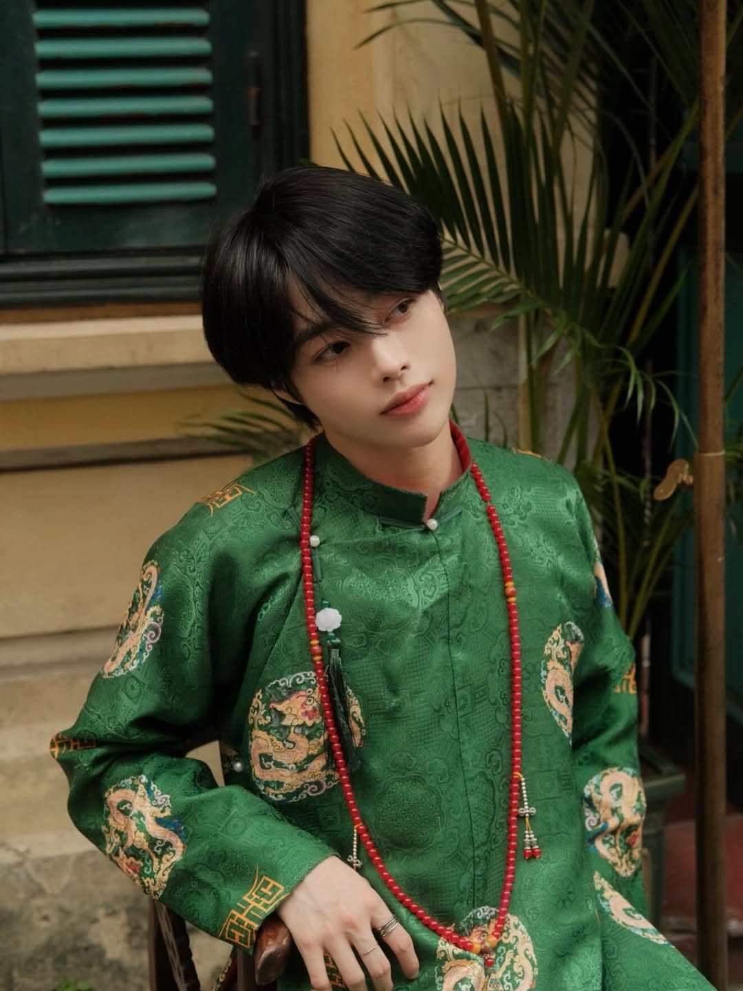 Nam thần trong nhóm nhạc Hàn Quốc tung ngay bộ ảnh áo dài đón Tết, hoá ra vì lý do đặc biệt!- Ảnh 3.