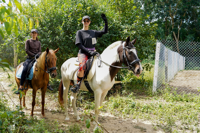 Những tình nguyện viên tại trang trại ngựa của Kseniia. Ảnh: Nguyễn Đông
