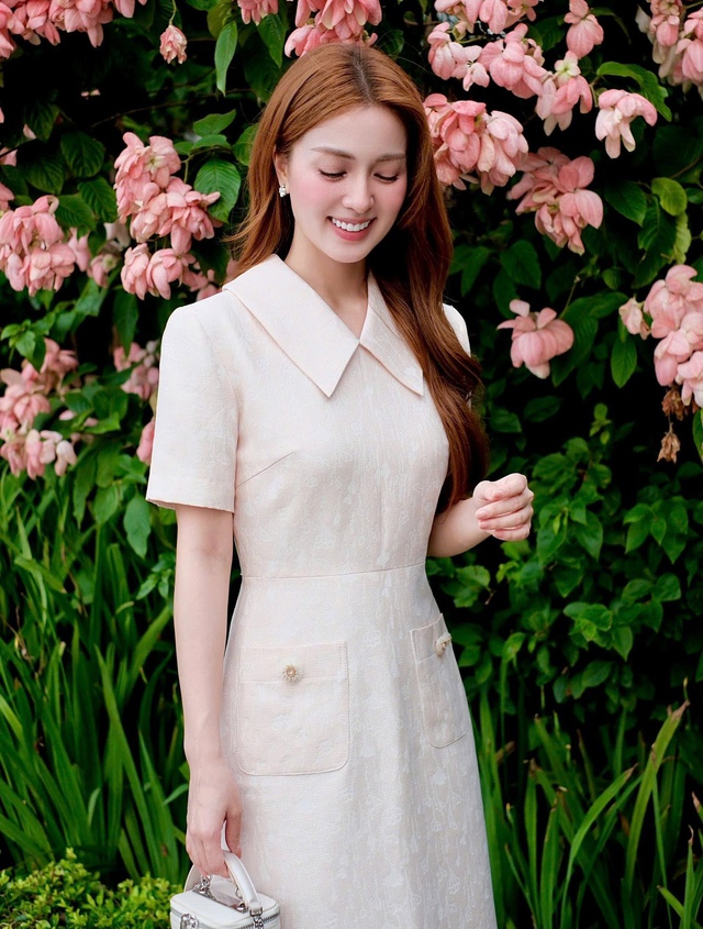 Mùa xuân, nàng xinh đẹp và quý phái trong những chiếc váy cổ điển- Ảnh 2. Mùa xuân, nàng xinh đẹp và quý phái trong những chiếc váy cổ điển- Ảnh 2.