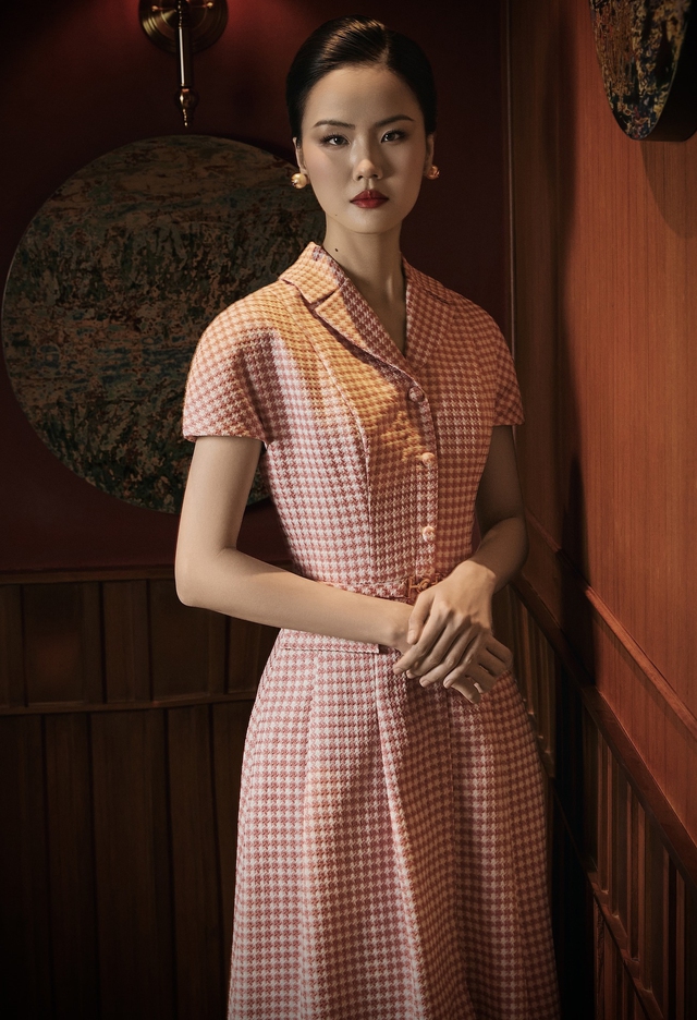 Mùa xuân, nàng xinh đẹp và quý phái trong những chiếc váy cổ điển- Ảnh 7. Mùa xuân, nàng xinh đẹp và quý phái trong những chiếc váy cổ điển- Ảnh 7.