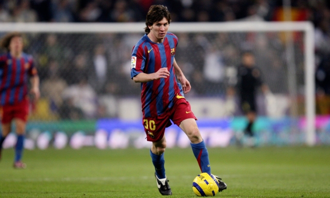 Messi thời chơi cho đội một Barca năm 2004, thời điểm anh bắt đầu khoác áo đội U20 Argentina. Ảnh: Action Images