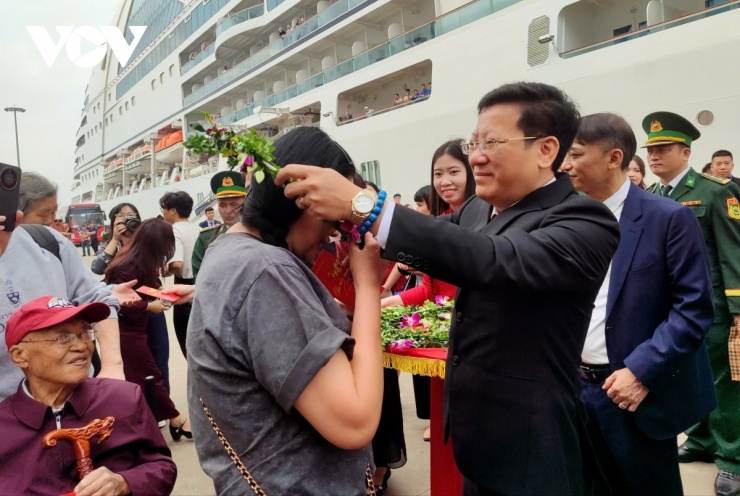 Ông Nguyễn Việt Dũng, Giám đốc Sở Văn hóa - Thể Thao và Du lịch Quảng Ninh chào đón du khách bằng những vòng nguyệt quế
