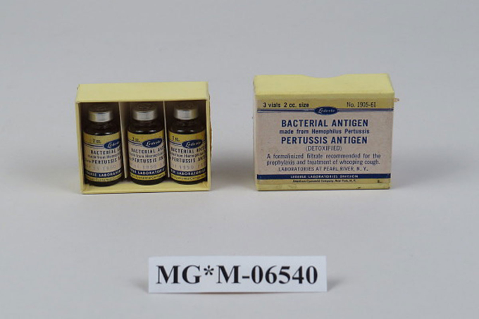 Bao bì vaccine ho gà năm 1949 do hai nhà khoa học người Mỹ Kendrick và Eldering sản xuất dựa trên tiền đề phân lập vi khuẩn của bác sĩ Bordet. Ảnh: Bảo tàng Lịch sử Quốc gia Mỹ