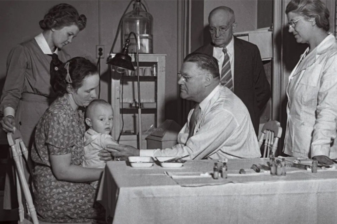 Một em bé được tiêm vaccine phòng ho gà tại Mỹ, năm 1940. Ảnh: Trung tâm Lịch sử Grand Rapids, Thư viện Grand Rapids