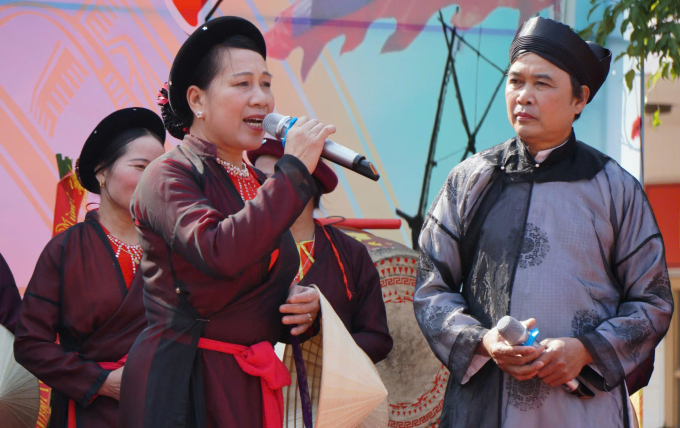 Bà Mịn hát đối đáp tại Lễ hội hát Đúm Xuân Ất Tỵ 2025. Ảnh: Lưu Quang Phổ