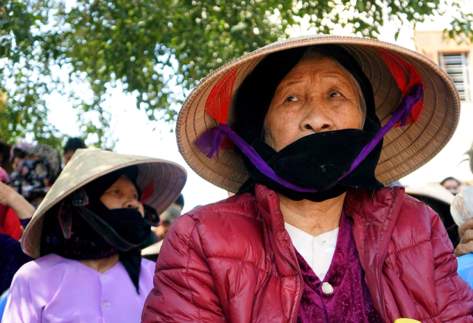 Nhiều người lớn tuổi ở vùng Tổng Phục vẫn giữ truyền thống mang khăn che mặt khi ra ngoài. Ảnh: Lưu Quang Phổ