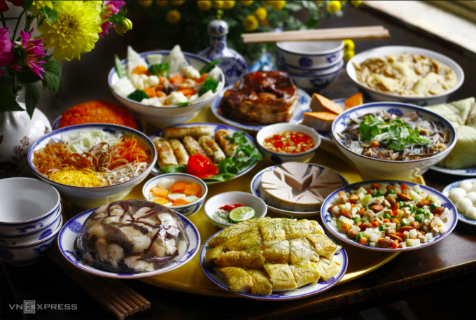 Những cạm bẫy với người bệnh thận dịp Tết 1 Mâm cơm ngày Tết nhiều dinh dưỡng. Ảnh: Bùi Thủy
