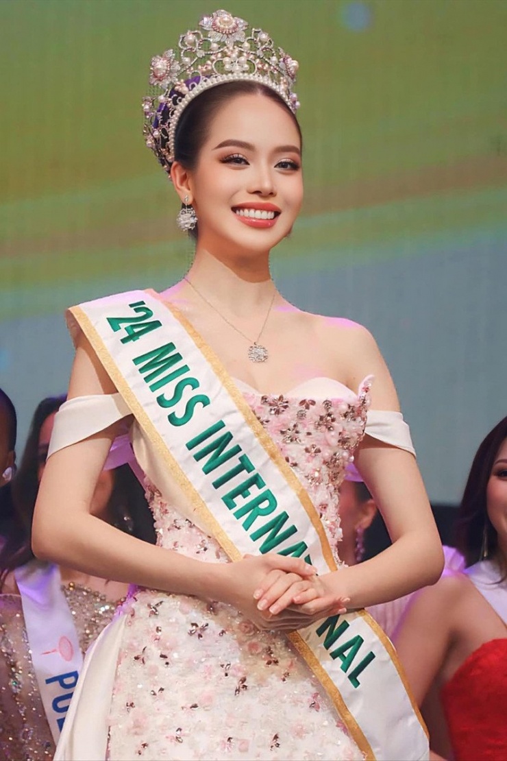 Hoa hậu Huỳnh Thị Thanh Thủy sinh năm 2002 (Nhâm Ngọ) ghi dấu ấn lịch sử khi trở thành đại diện Việt Nam đầu tiên đăng quang Miss International 2024. Trước đó, cô là chủ nhân vương miện Hoa hậu Việt Nam 2022 với vẻ đẹp rạng rỡ, đôi chân dài 1,11m và tính cách thân thiện. 