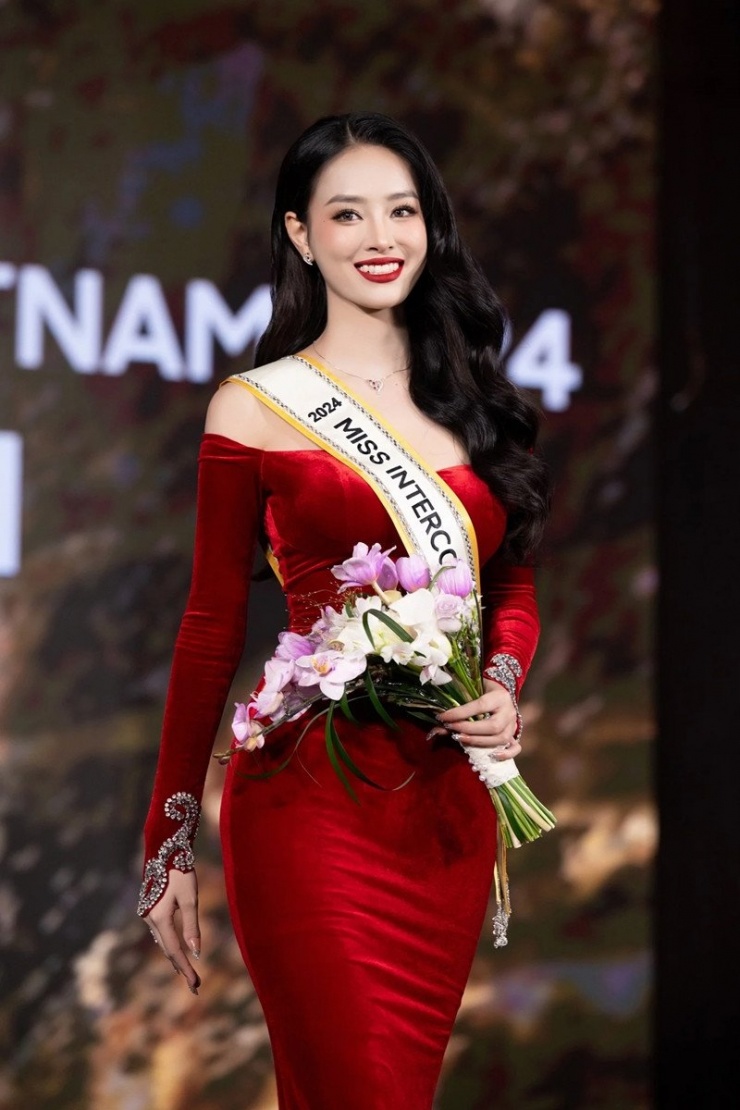 Á hậu Bùi Khánh Linh sinh năm 2002 (Nhâm Ngọ) là Á hậu 1 Miss World Vietnam 2023, nổi bật với chiều cao 1,77m và gương mặt đậm chất điện ảnh, cá tính. Khánh Linh giành danh hiệu Á hậu 3 cuộc thi Hoa hậu Liên lục địa (Miss Intercontinental) 2024 và danh hiệu phụ Hoa hậu Liên lục địa châu Á - châu Đại Dương 2024.