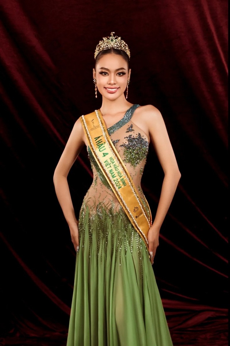 Á hậu Phạm Thị Ánh Vương cũng sinh năm 2002, là Á hậu 4 Miss Grand Vietnam 2024 và đại diện Việt Nam lọt Top 10 Miss Asia Pacific International cùng năm. Cô sở hữu vẻ đẹp sắc sảo, khỏe khoắn với hình thể nóng bỏng và kỹ năng trình diễn tràn đầy năng lượng. Câu chuyện vượt khó của cô gái Bình Thuận tuổi Nhâm Ngọ truyền cảm hứng mạnh mẽ cho nhiều bạn trẻ về tinh thần tự lập và không bỏ cuộc. 