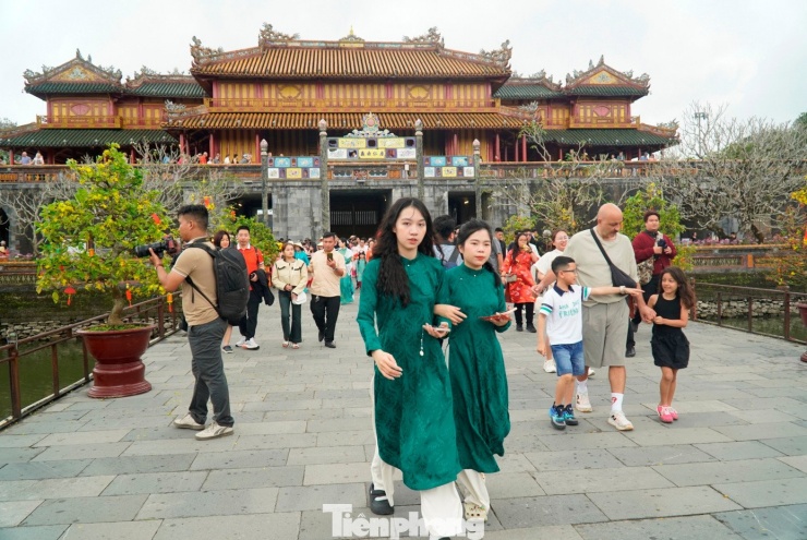 Du khách ùn ùn xông đất Đại nội Huế 3 Du khách ùn ùn ‘xông đất’ Đại nội Huế - 2