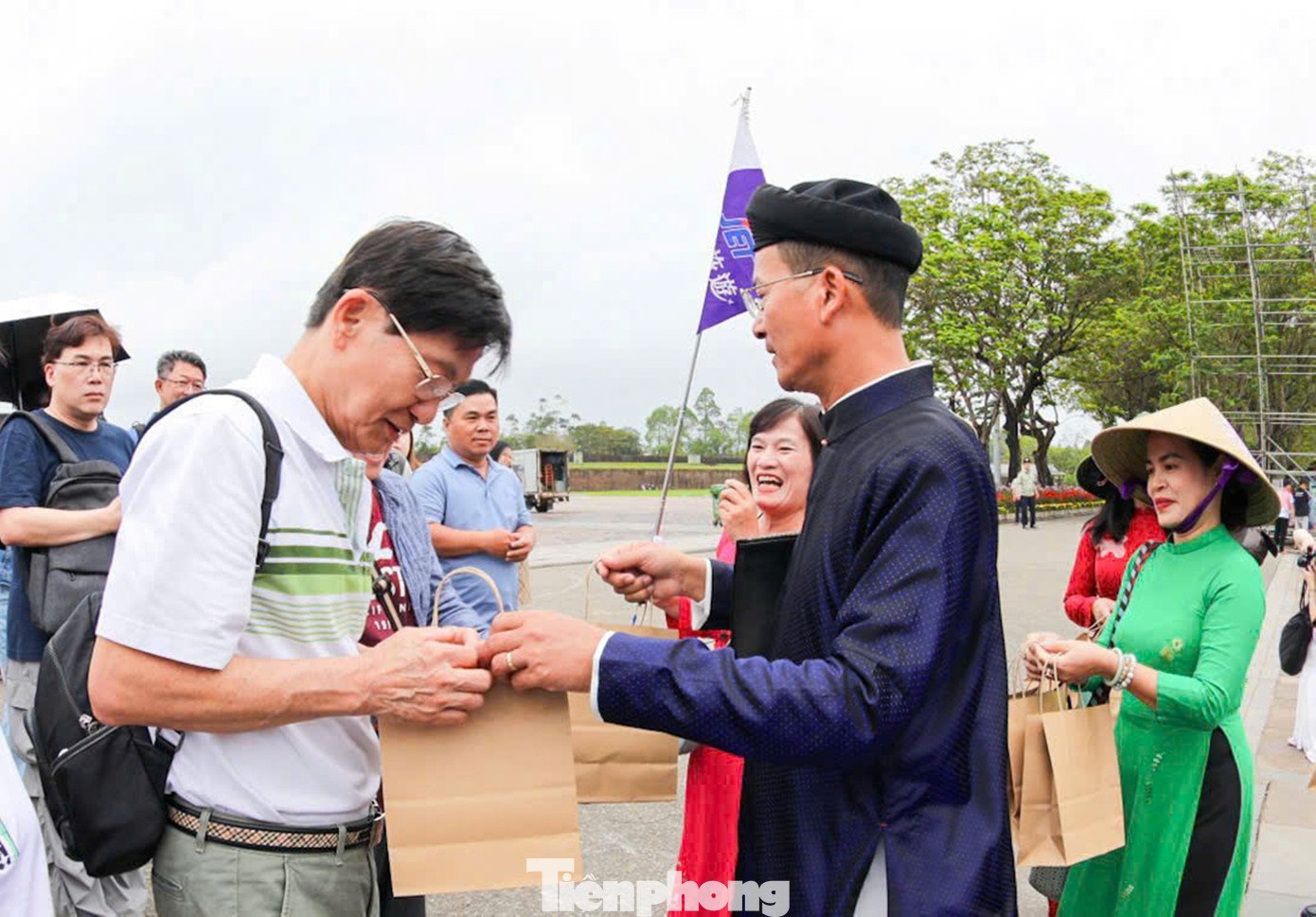 Du khách ùn ùn ‘xông đất’ Đại nội Huế - 9