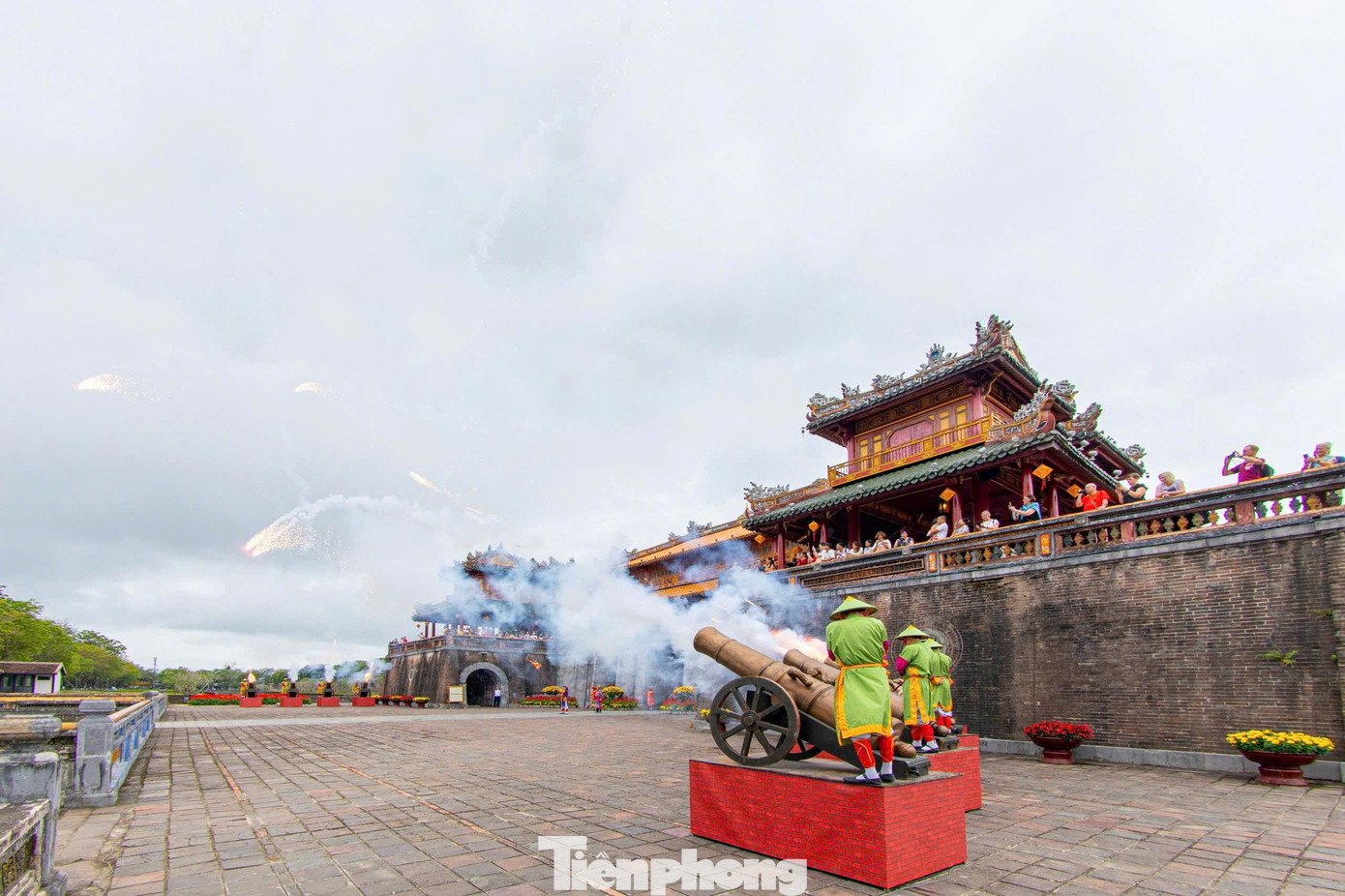 Du khách ùn ùn xông đất Đại nội Huế 5 Du khách ùn ùn ‘xông đất’ Đại nội Huế - 8